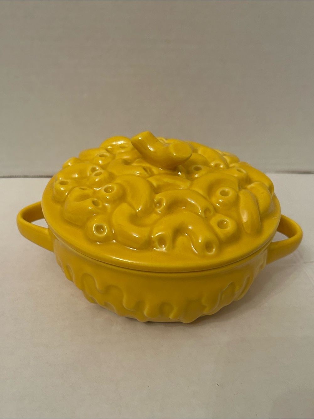Macaroni and cheese Yellow Ceramic Covered Casserole Dish